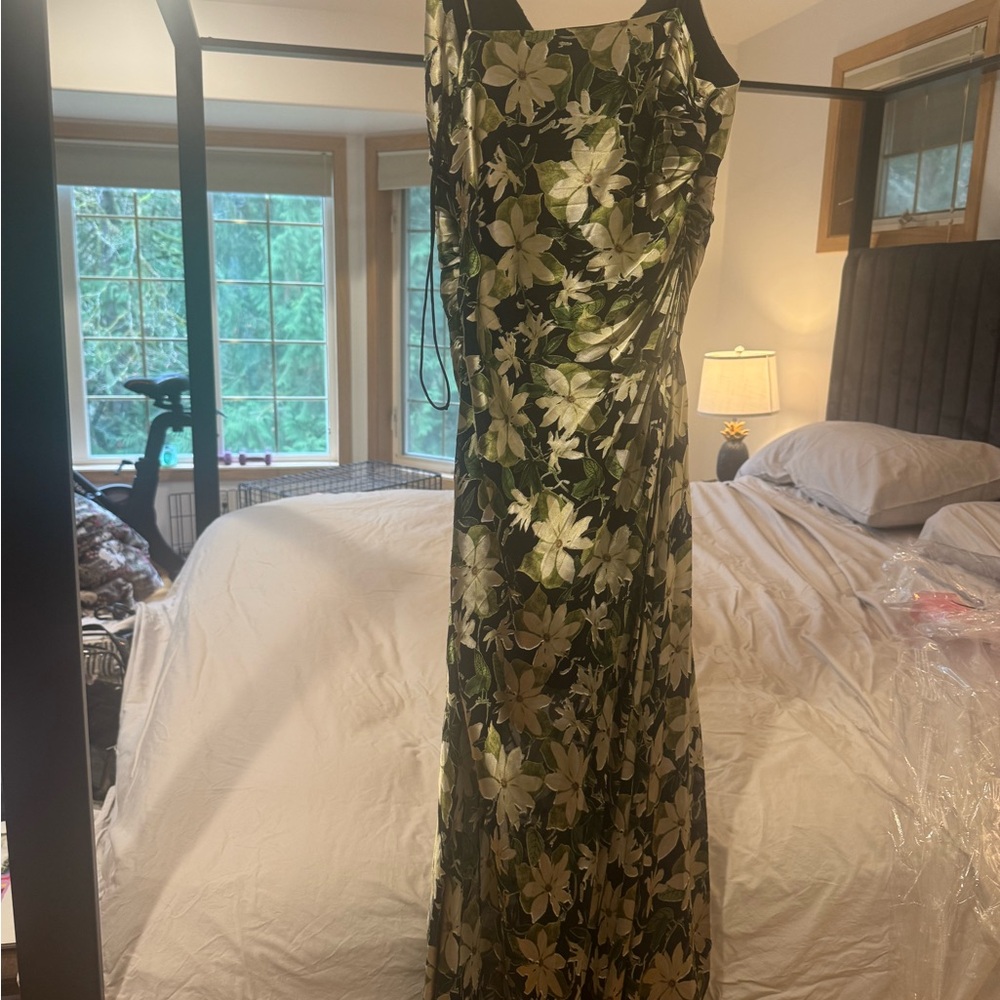 Alice + Olivia Elegant Black and Gray Ensemble - Picture 5 of 5
